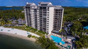 Punta RassaResort Harbour Properties - Fort Myers / Sanibel Gateway的享有海滩上一座大型建筑的空中景致
