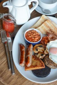 本泰兰Burntisland Sands Hotel的包括鸡蛋香肠豆和烤面包的早餐食品