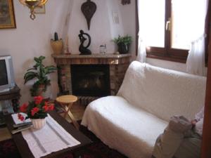 安波拉Chalet con piscina的客厅配有白色沙发和壁炉