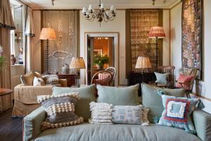 纳伯斯Grove of Narberth的客厅配有带枕头的蓝色沙发