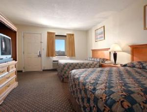 俄克拉何马城帕克希尔酒店及套房的酒店客房设有两张床和一台平面电视。