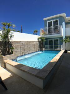 圣胡安海洋微风公寓的房屋前的游泳池