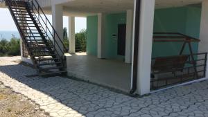 新阿丰Guest house on Gagarina Varvara10的房屋的一侧设有楼梯