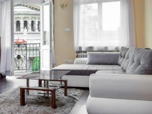 布达佩斯大教堂公寓酒店的客厅配有白色的沙发和桌子