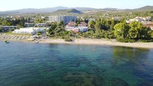 基拉奇尼Afroditi Beach的和水中的人一起欣赏海滩的空中景色