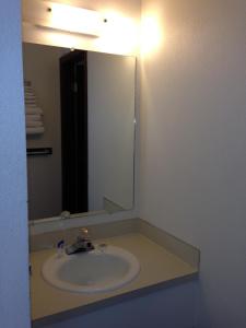 拉勒米拉勒米美洲最佳价值酒店的一间带水槽和大镜子的浴室