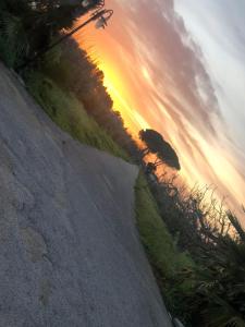 阿莱齐奥Agriturismo Capani的倒塌道路,背景是日落