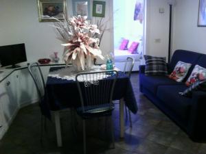 韦内雷港丽布塔公寓的一张餐桌,上面有蓝色的桌布和鲜花