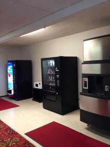 拉勒米拉勒米美洲最佳价值酒店的客房设有2台黑色冰箱和平面电视。