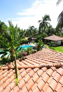 坎布塔尔Hotel Playa Cambutal的一个带游泳池的度假村的瓦屋顶