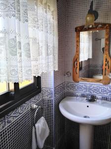格拉纳迪利亚德亚沃纳贝拉维斯塔乡村度假屋的一间带水槽和镜子的浴室