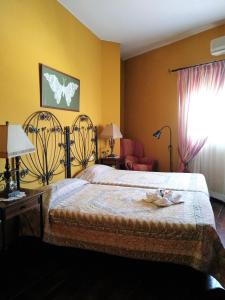 格拉纳迪利亚德亚沃纳贝拉维斯塔乡村度假屋的卧室配有床、椅子和窗户。