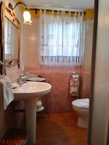 格拉纳迪利亚德亚沃纳贝拉维斯塔乡村度假屋的浴室配有水槽、卫生间和浴帘