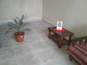 特尔马斯德里奥翁多Residencial Guadalupe的客厅配有桌子和盆栽植物