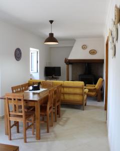 法蒂玛Casa da Maria Moca的客厅配有桌椅和沙发