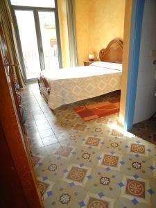 拉维斯瓦尔阿达纽斯旅馆的卧室配有1张床,铺有瓷砖地板。