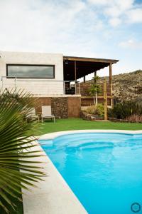 维拉韦德Tayu Eco Villa的庭院中带游泳池的房子