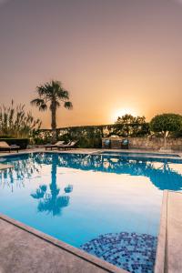 锡蒂亚Oceanides Luxury Apartments的一座享有日落美景的游泳池