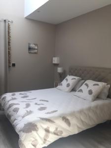 安德诺莱斯贝恩Tamina的卧室配有一张带白色床单和枕头的大床。