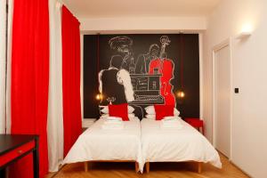 都灵TRNAPT Torino Apartments的卧室配有一张壁挂式海报的床
