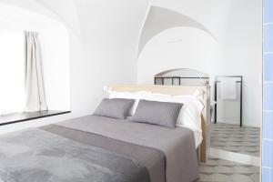 热那亚Genova Suite Art的白色客房内的一张床位,配有西德西德丝绸床
