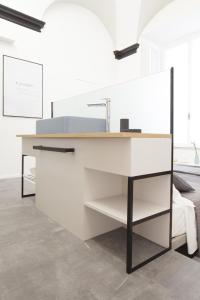 热那亚Genova Suite Art的客房内的白色书桌和水槽