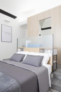 热那亚Genova Suite Art的一间卧室配有一张大床和镜子
