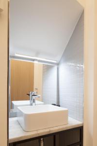 热那亚Genova Suite Art的浴室设有白色水槽和镜子