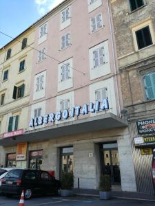安科纳阿尔博尔格意大利酒店的前面有标志的建筑