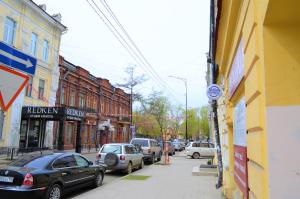 伊尔库茨克滚石旅舍的一条城市街道上,街上有汽车停放