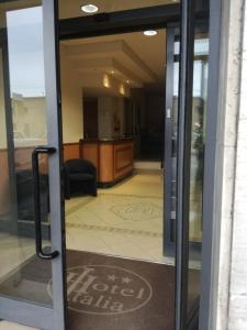 安科纳阿尔博尔格意大利酒店的通往带客厅的房间的开放式门