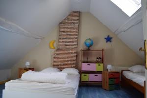 Meusnes默斯内磨坊梅泰里度假屋的阁楼间 - 带2张床和砖墙