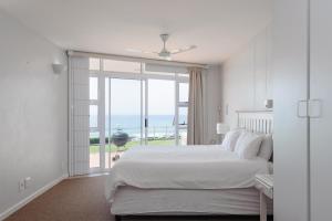 巴利托Suntrap 6 - FAMILY ONLY的一间卧室设有一张床,享有海景