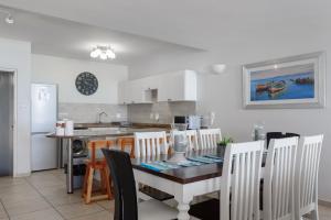 巴利托Suntrap 6 - FAMILY ONLY的厨房以及带桌椅的用餐室。
