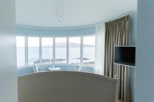 托尔斯港哈夫格林海滨1948酒店的客房可通过窗户欣赏到海景
