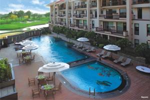 大诺伊达杰皮格林斯高尔夫及Spa度假酒店的享有酒店游泳池的顶部景色