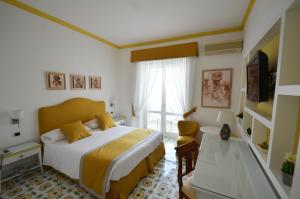 卡普里阿尔贝格加托比昂科酒店的酒店客房设有床和窗户。