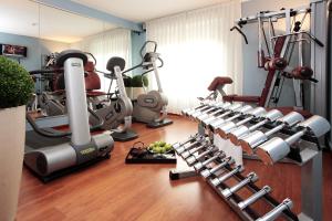 比森齐奥营韦斯普奇星际酒店的健身房,里面设有许多健身器材