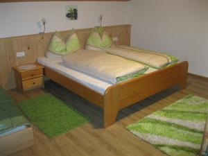 RohrbergRossruckhof的一张木床,里面放着两个枕头