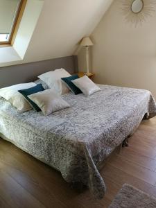 爱斯科利夫-圣卡米Villa Rose的一间卧室配有一张带白色和蓝色枕头的床