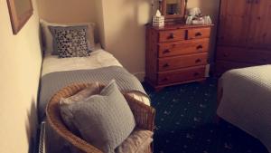 海湾旅馆客房内的一张或多张床位
