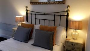 韦茅斯海湾旅馆的一间卧室配有一张带枕头的床和两盏灯。