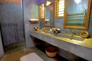 阿姆巴托洛阿卡鲁尔布卢酒店的一间带水槽和镜子的浴室