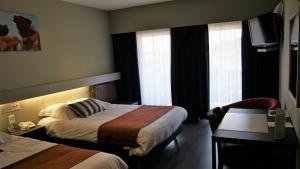 埃德海姆德巴斯利克酒店的酒店客房配有两张床和一张书桌