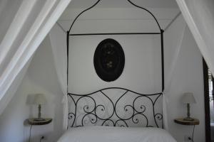 阿尔贝罗贝洛Masseria Mazzalorsa的一间卧室配有一张带两盏灯的黑色铁床。
