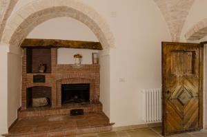 阿尔贝罗贝洛Masseria Mazzalorsa的木门的房间里砖砌壁炉