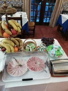 蒙希克阿尔贝加里亚拉格多宾馆的一张桌子,上面放着一大堆水果和其他食物