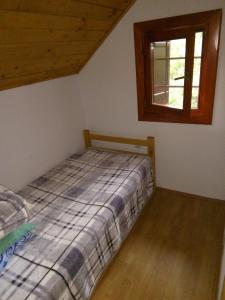 索科矿泉村Apartman Mika的一间卧室设有一张床和一个窗口