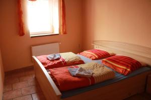 IrxlebenFerienwohnung Götze的卧室内的一张带两个枕头的床
