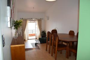 丰沙尔Bay View Apartment的用餐室以及带桌椅的起居室。